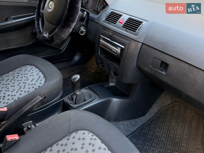 Седан Skoda Fabia 2004 в Києві