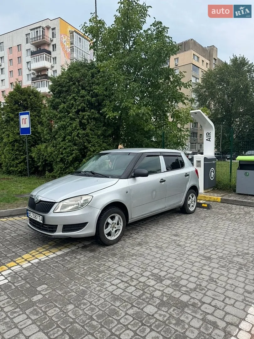 2010 Skoda Fabia - мініатюра 2