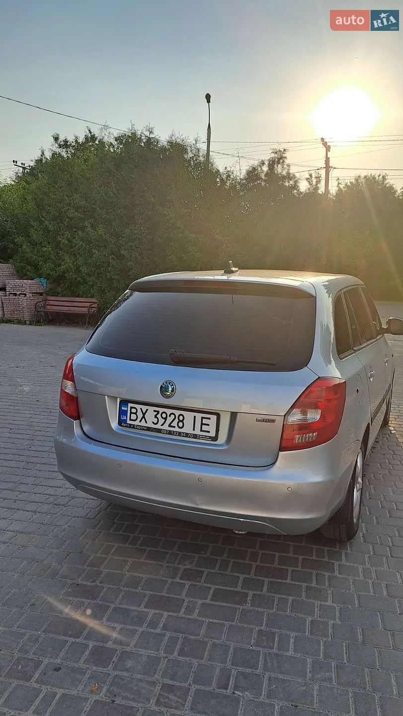 2011 Skoda Fabia - мініатюра 2