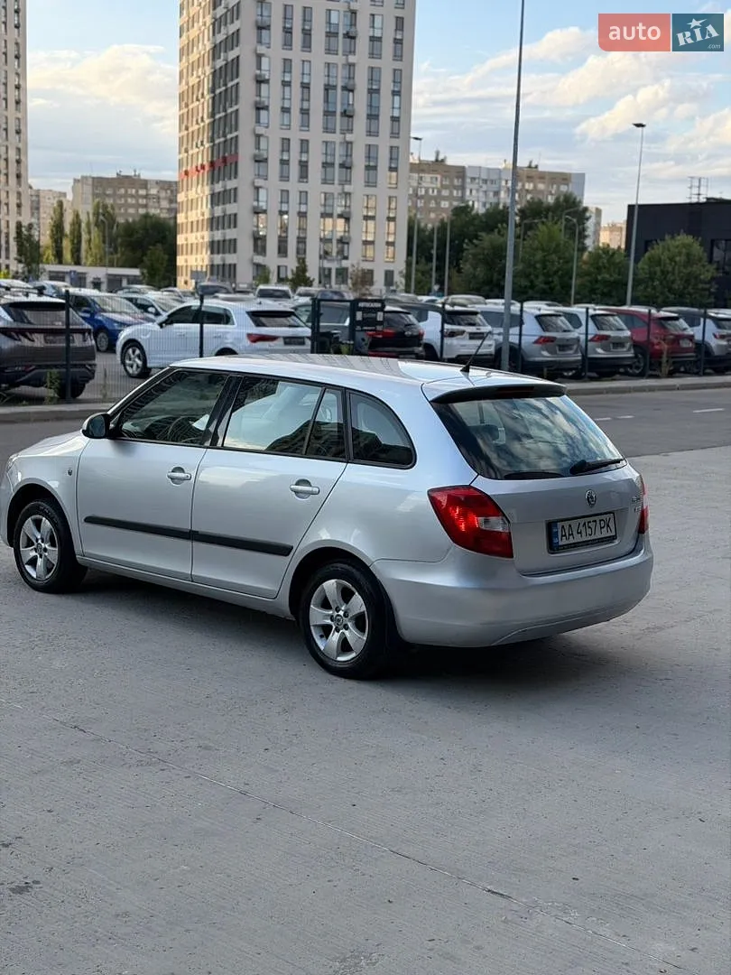 2011 Skoda Fabia - мініатюра 3