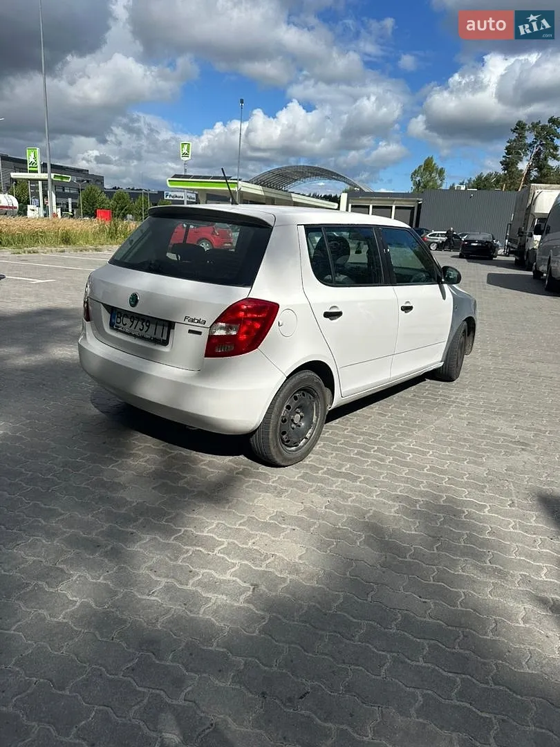 2012 Skoda Fabia - мініатюра 2