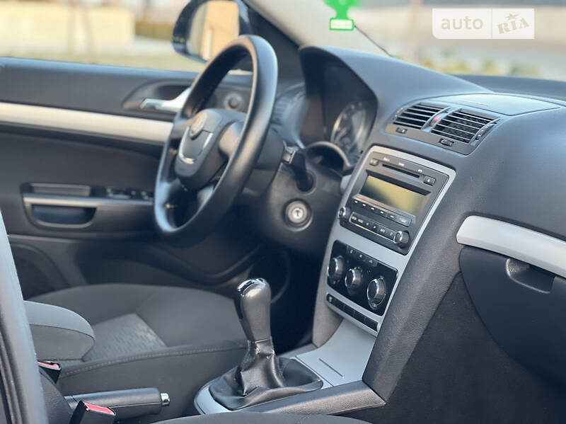 Седан Skoda Octavia 2009 в Луцке