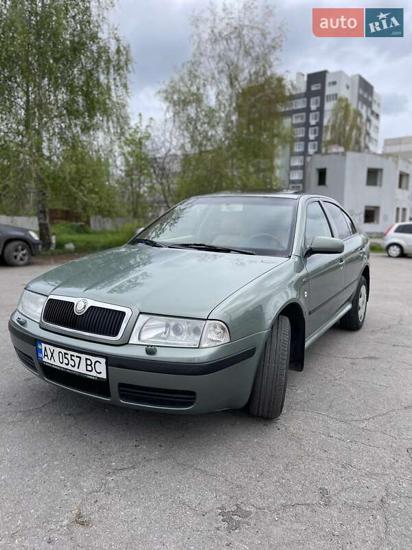 Лифтбек Skoda Octavia 2002 в 