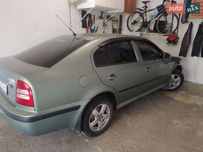Лифтбек Skoda Octavia 2002 в 