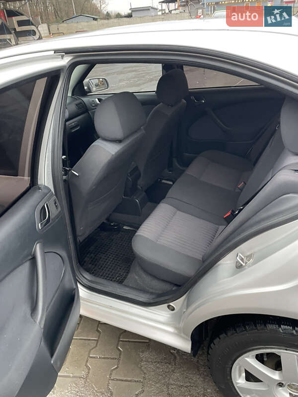 Лифтбек Skoda Octavia 2003 в Луцке