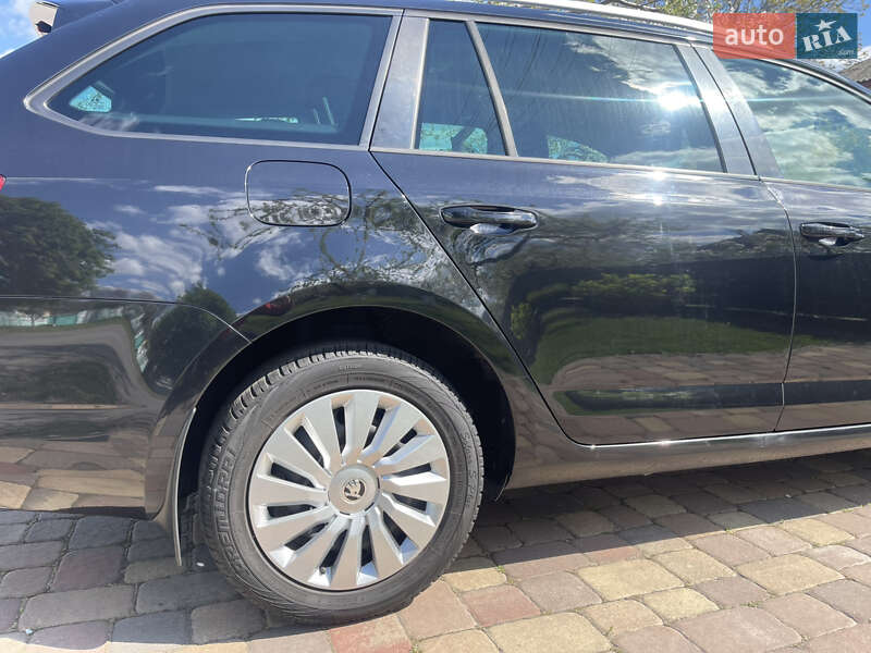 Универсал Skoda Octavia 2014 в Вишневом