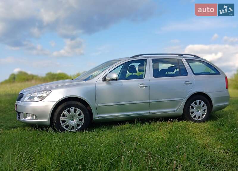 Универсал Skoda Octavia 2011 в Хороле