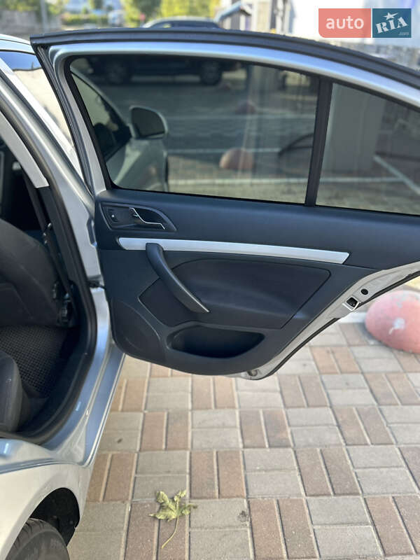 Ліфтбек Skoda Octavia 2011 в Києві фото 10 Ліфтбек Skoda Octavia 2011 в Києві