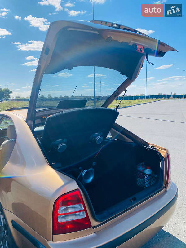 Лифтбек Skoda Octavia 2002 в Днепре