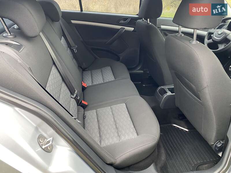 Лифтбек Skoda Octavia 2010 в Ромнах