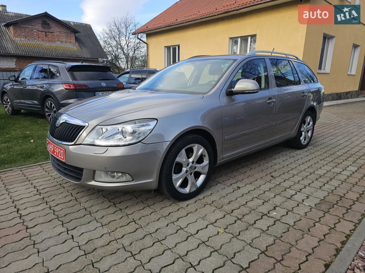 Свіжопригнана.Повністю розмитнена та сертифікована.Без пробігу по Україні.Коробка та мотор працюють чітко без зауввжень.Диски R17.Ксенонові фари.Гарний оптичний та технічний стан автомобіля. Деталі по телефону.