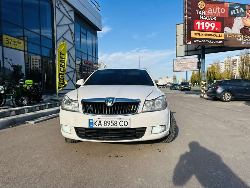 Лифтбек Skoda Octavia 2012 в Вишневом