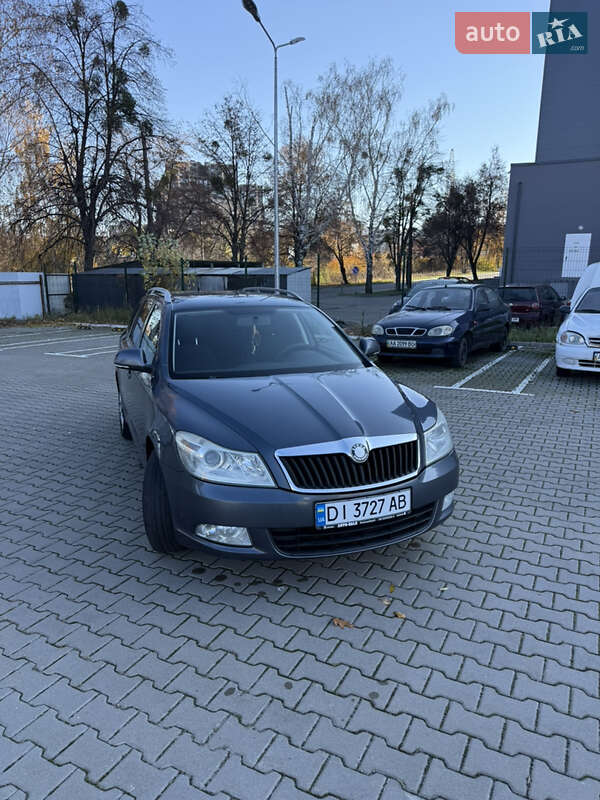 Универсал Skoda Octavia 2010 в Вишневом фото 16 Универсал Skoda Octavia 2010 в Вишневом
