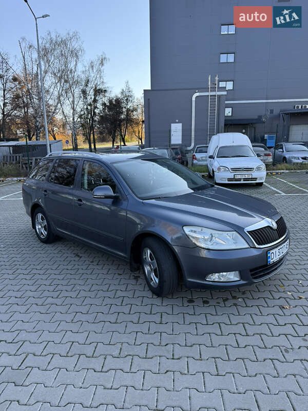 Универсал Skoda Octavia 2010 в Вишневом фото 17 Универсал Skoda Octavia 2010 в Вишневом