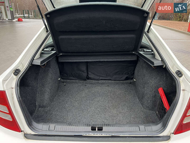 Лифтбек Skoda Octavia 2002 в Житомире