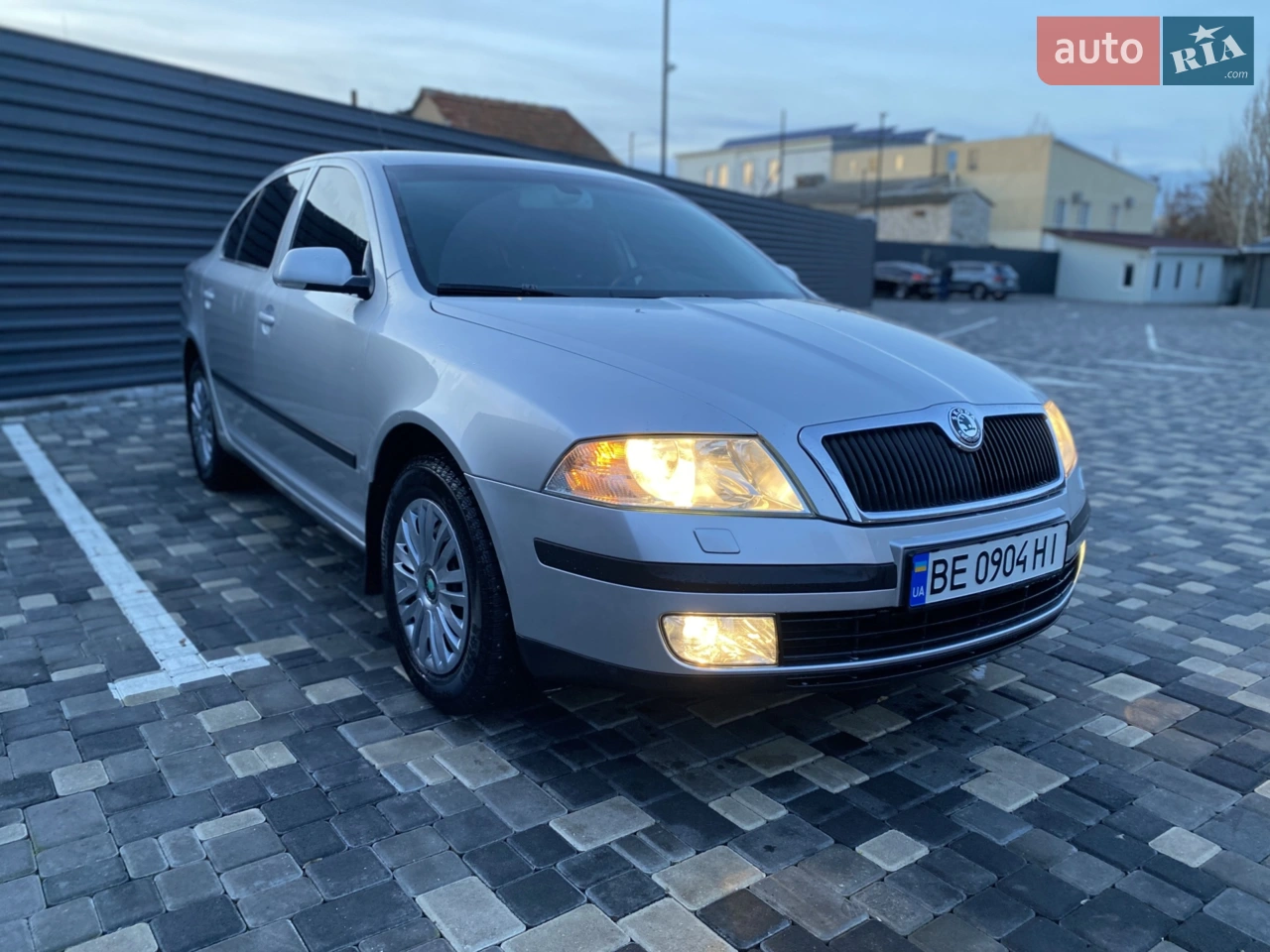 Продам свою Skoda Octavia A5 2006 року
Пригнана з Швеції
Двигун 1.6 MPI – найкращий атмосферний двигун!!!
Пробіг 213 тис. є сервісна історія, яка підтверджує пробіг!!!
Технічно все обслуговування суворо за регламентом!
Зараз замінено масла( по оригіналу), фільтри та всі рідини!
Заміна к-т ГРМ проводилось на 200 тис.км.
Кузов у гарному стані 
Усі стекла рідні, включно з лобовим!
Готовий на перевірки з вами на будь-яке ваше СТО!!!
Салон весь чистий, не затертий і доглянутий!!!
Комплектація є все для комфорту - клімат, підігрів передніх сидінь, датчик дощу, повний електро пакет, задній підлокітник, гарна музика!
Стоїть гарна шипована зимова гума.
Усі ключі запасне домкрат аптечка все є!
Також встановлене в Європі обладнення для підігріву взимку двигуна через кабель-розетку !
Автомобіль для своїх років реально в гарному стані.
Телефонуйте, буду радий відповісти на ваші запитання.
