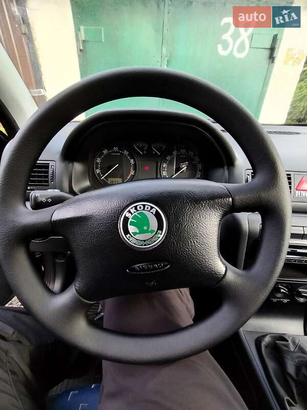 Лифтбек Skoda Octavia 2003 в Умани