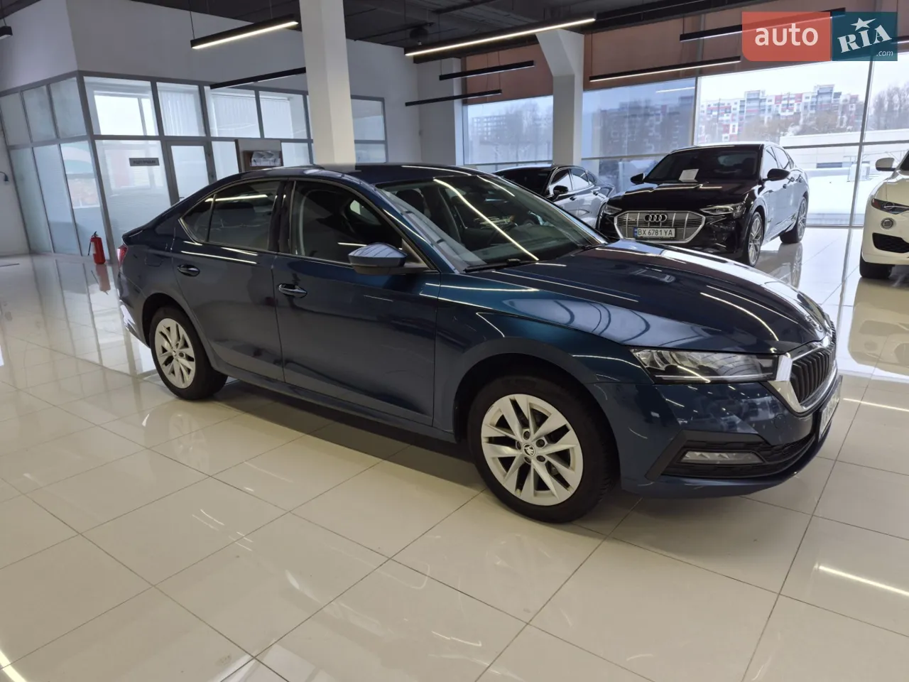 Автомобіль куплений у офіційного дилера в Україні,
повна сервісна історія,
пробіг 100% Оригінал