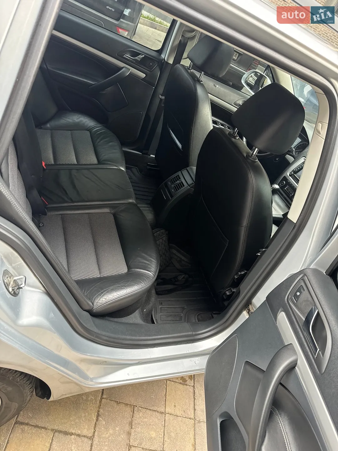 2010 Skoda Octavia - мініатюра 12