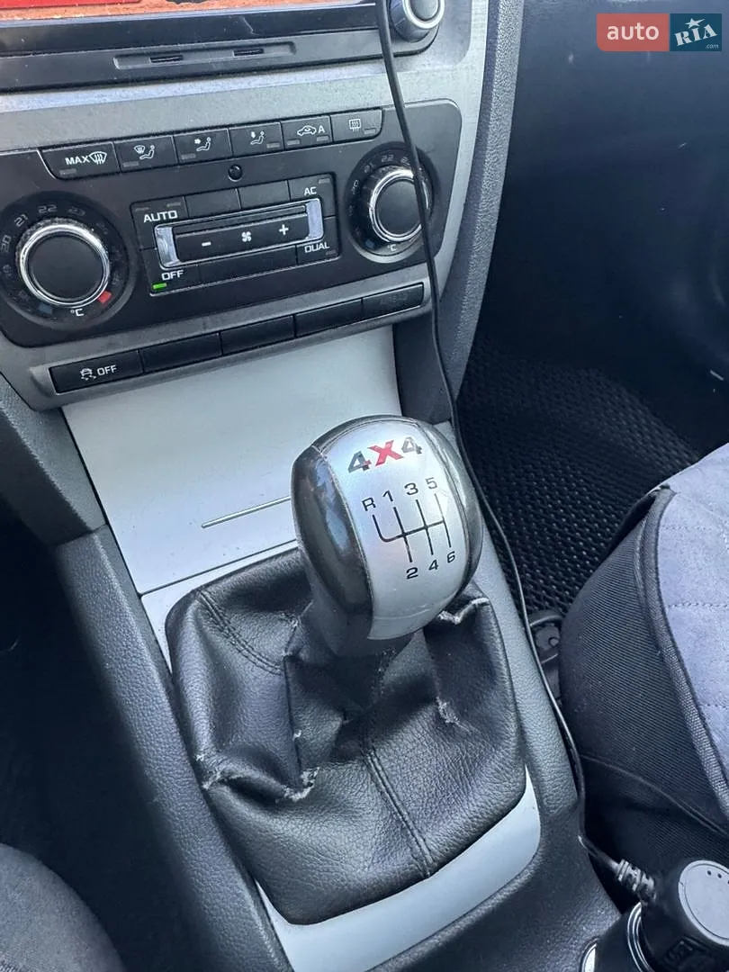 2010 Skoda Octavia - мініатюра 12