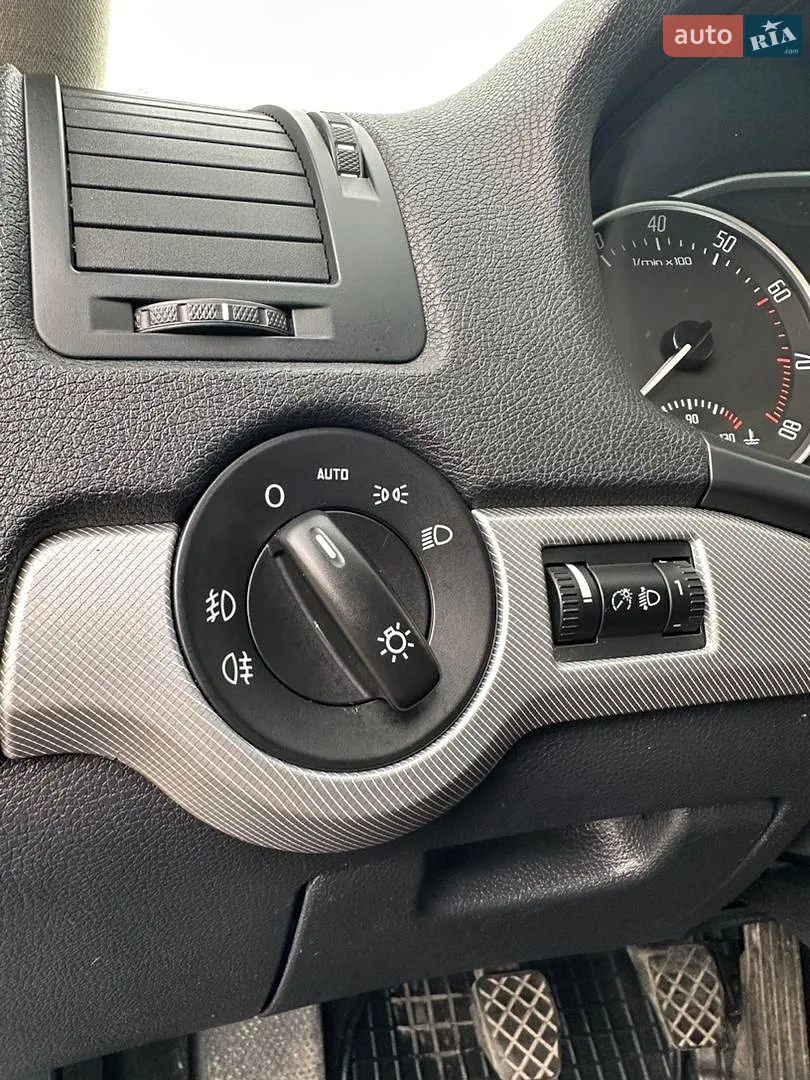 2010 Skoda Octavia - мініатюра 14