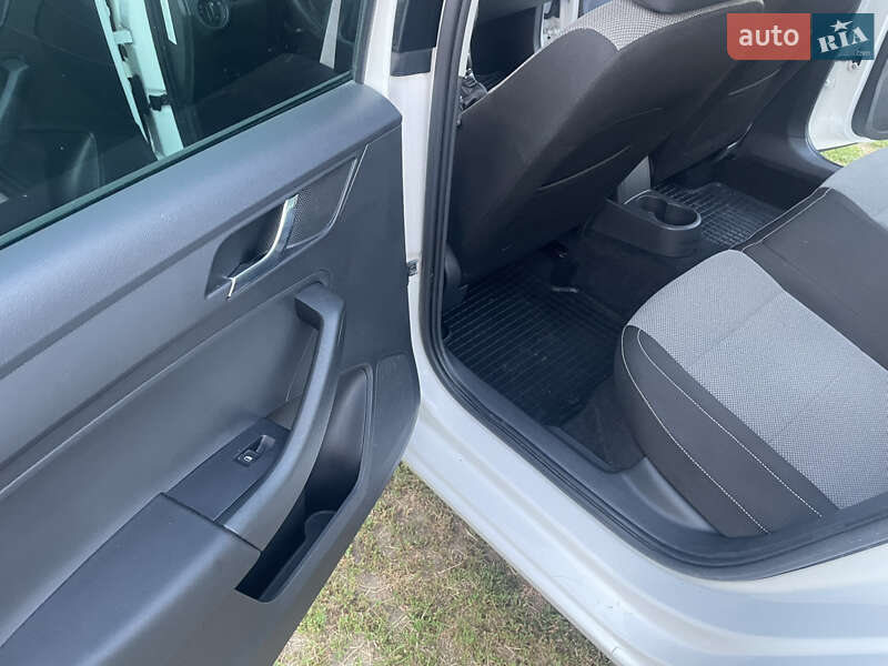 Лифтбек Skoda Rapid 2013 в Киеве фото 19 Лифтбек Skoda Rapid 2013 в Киеве