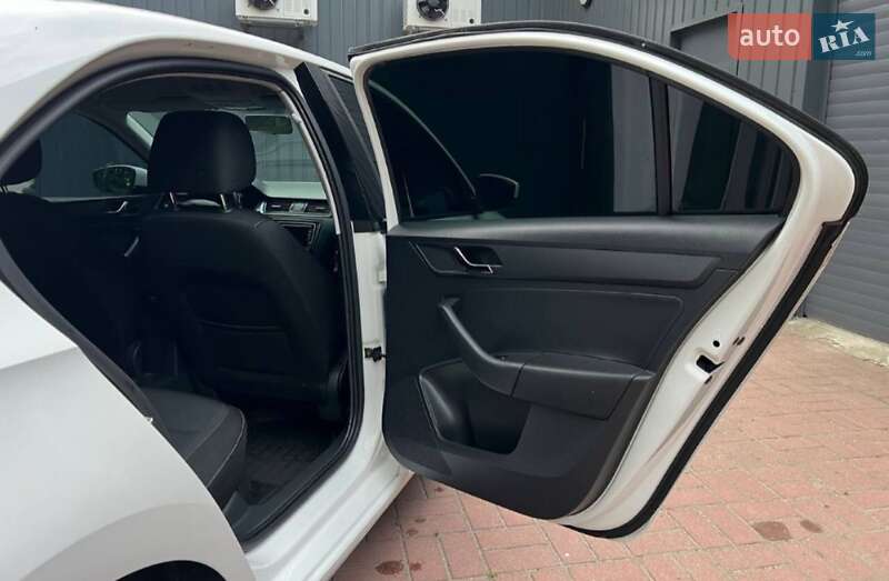 Лифтбек Skoda Rapid 2015 в Кропивницком