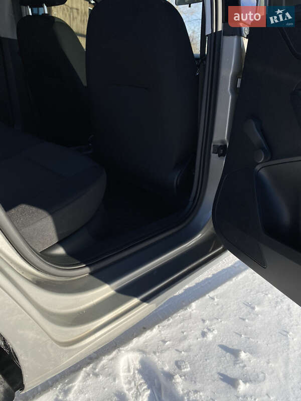 Хэтчбек Skoda Rapid 2014 в Чернигове фото 6 Хэтчбек Skoda Rapid 2014 в Чернигове