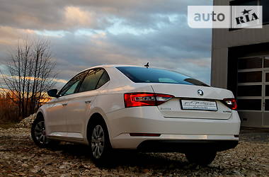 Седан Skoda Superb 2015 в Трускавце