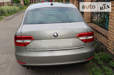 Седан Skoda Superb 2015 в 