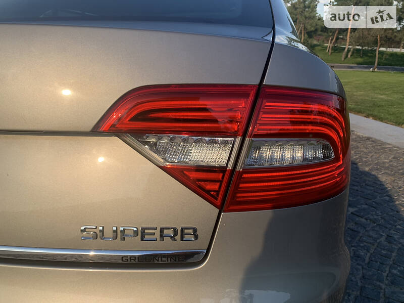 Седан Skoda Superb 2015 в Днепре