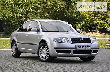 Седан Skoda Superb 2004 в Сваляве