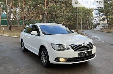 Седан Skoda Superb 2015 в Чернівцях