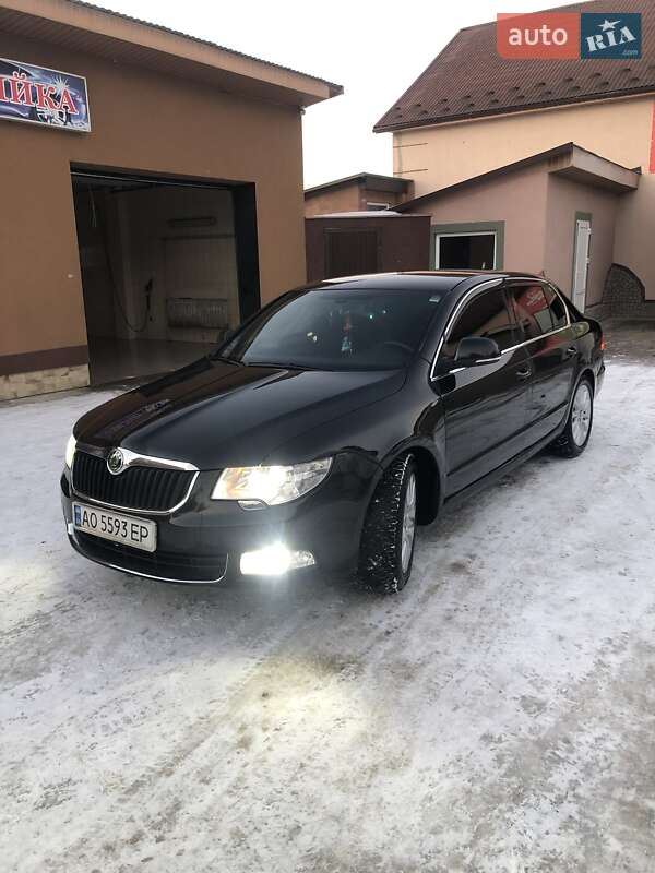 Седан Skoda Superb 2012 в Ужгороді