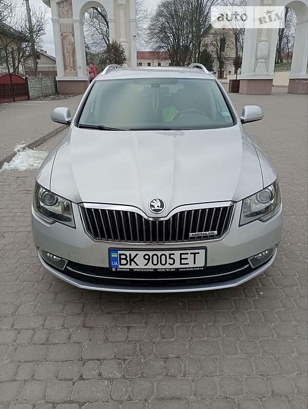 Универсал Skoda Superb 2013 в Остроге