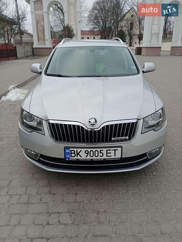 Универсал Skoda Superb 2013 в Остроге