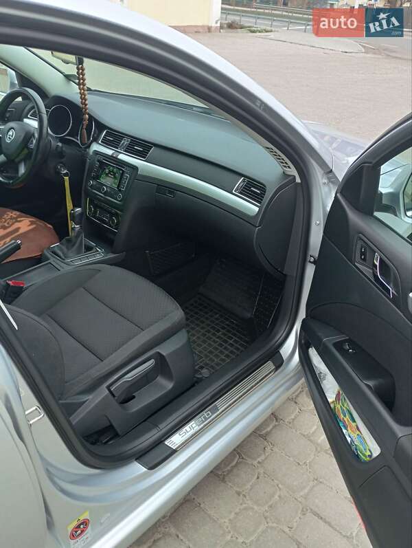 Універсал Skoda Superb 2013 в Острозі