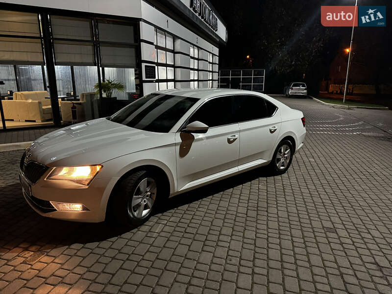 Седан Skoda Superb 2017 в Львові