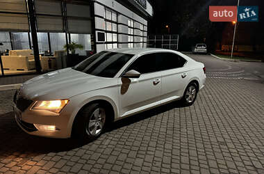 Седан Skoda Superb 2017 в 