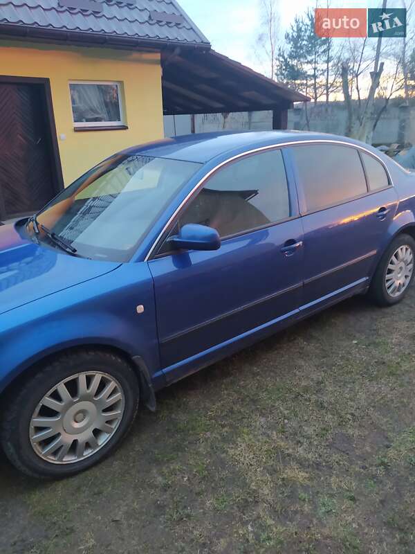 Лифтбек Skoda Superb 2003 в Мостиске