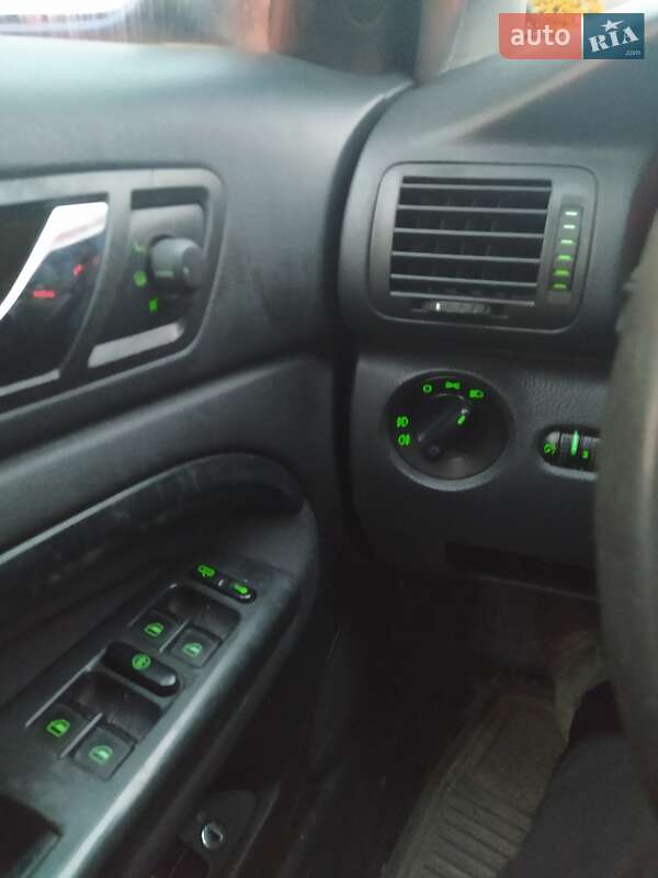 Лифтбек Skoda Superb 2003 в Мостиске