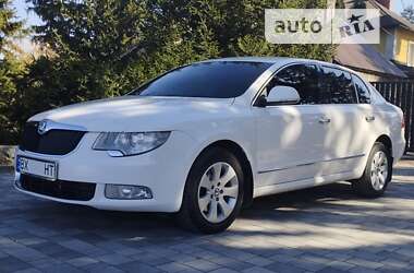 Лифтбек Skoda Superb 2011 в Староконстантинове