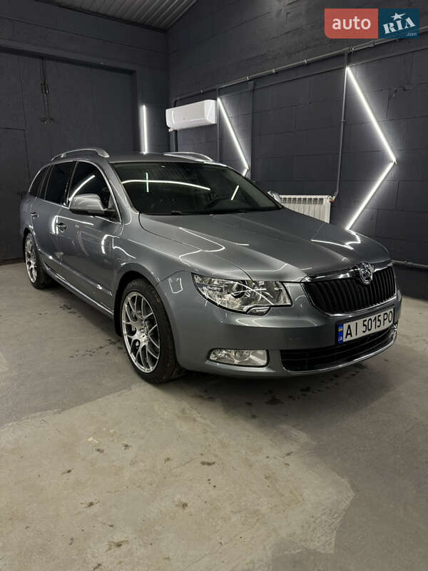 Универсал Skoda Superb 2011 в Вишневом