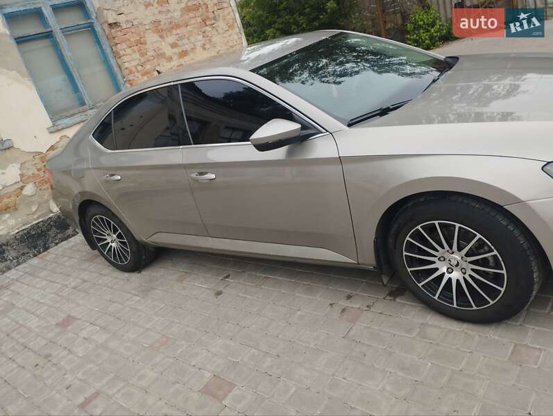 Лифтбек Skoda Superb 2016 в Изяславе