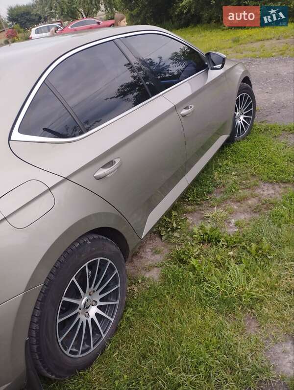 Лифтбек Skoda Superb 2016 в Изяславе