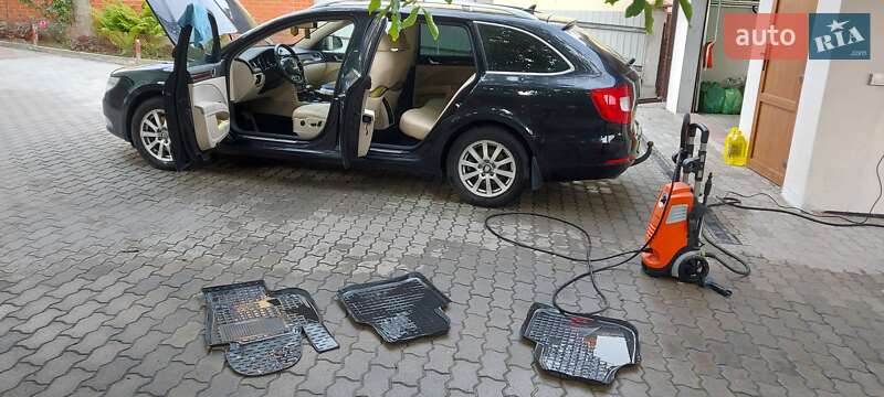 Универсал Skoda Superb 2011 в Жовкве