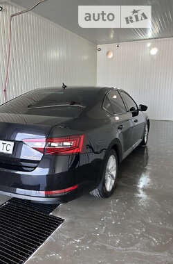 Лифтбек Skoda Superb 2015 в 