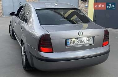 Лифтбек Skoda Superb 2003 в 