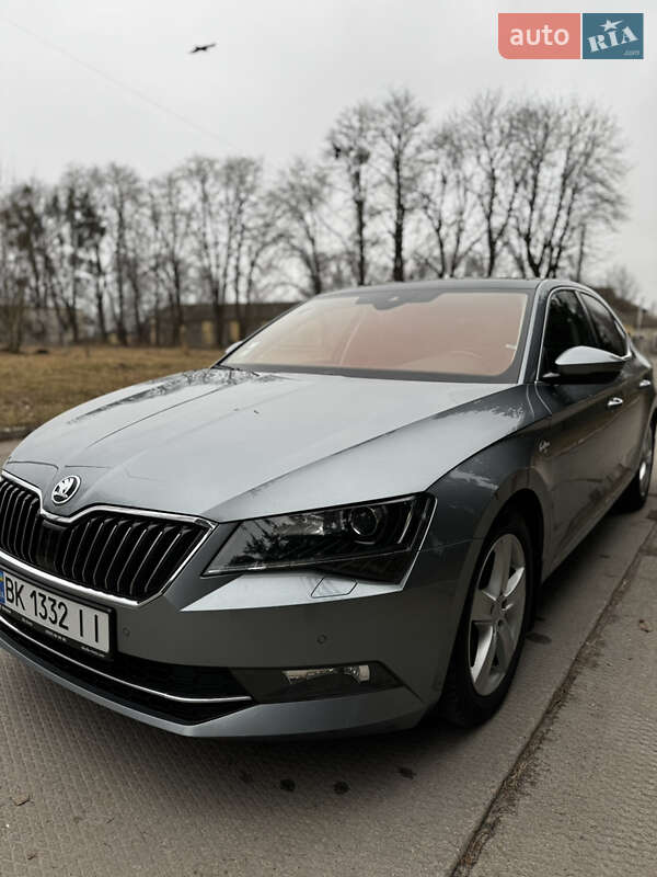 Лифтбек Skoda Superb 2018 в Остроге