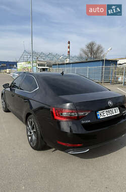 Лифтбек Skoda Superb 2015 в 